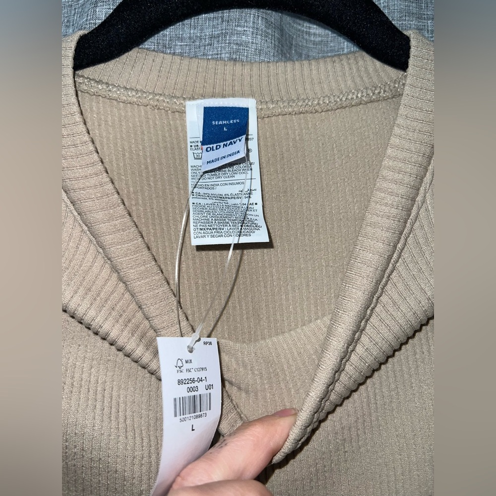 Women's Old Navy Cropped Tee Large NWT - Picture 3 of 3